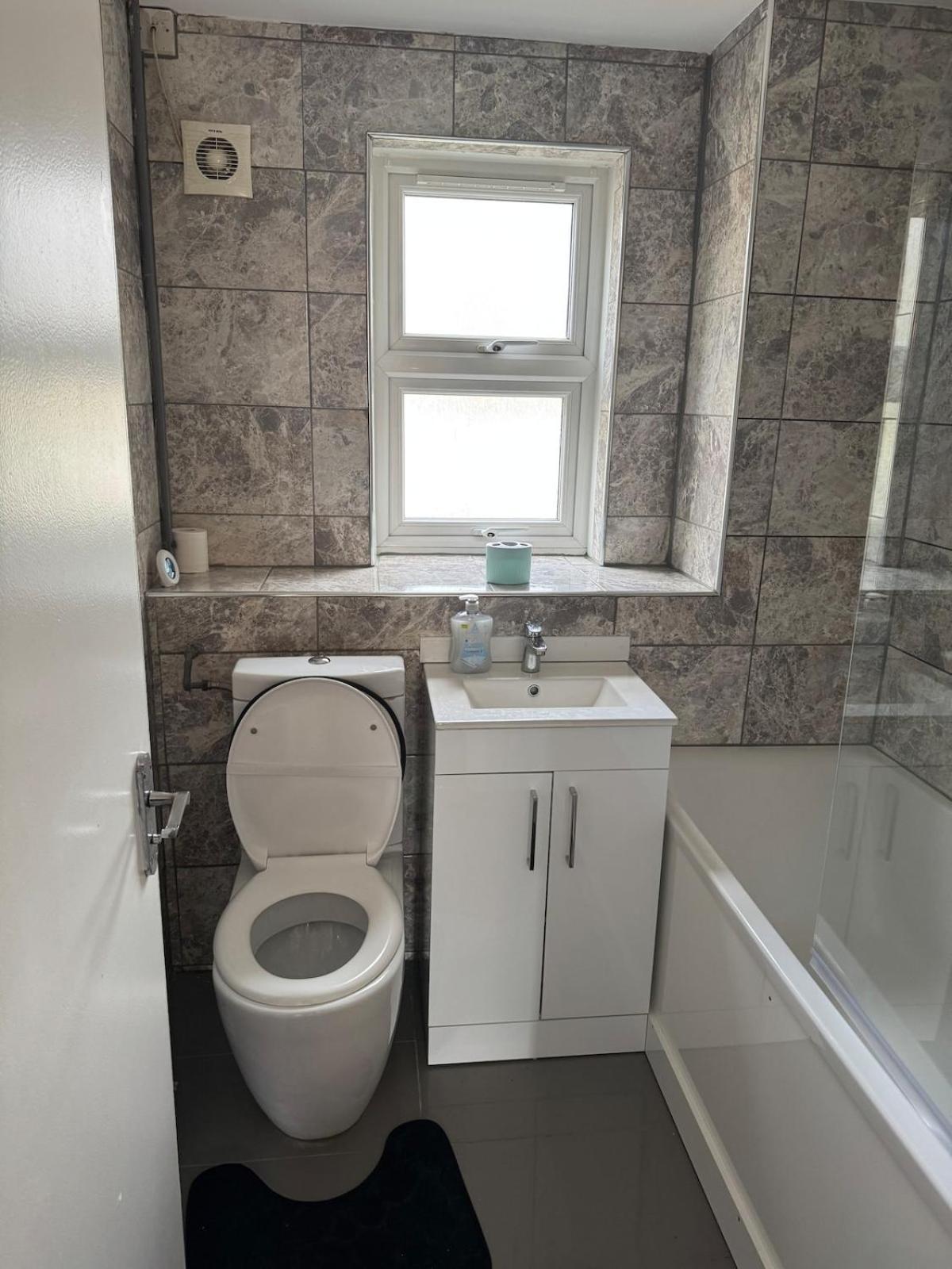 Modern 2 Bedroom Terrace Apartament